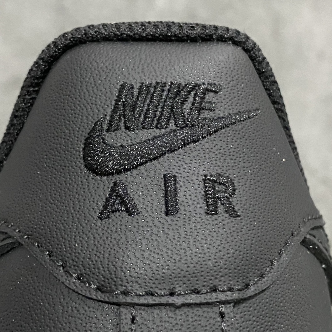 图片[2]-细节补充： 1.做旧铁扣 正品也是如此 轻微做旧，而不是全新的那种 2.后跟刺绣饱满 3.后跟定型 反口里自然无褶皱 4.鞋垫印花不易掉 印花花纹和正品无差别 5.勾子干净无暇 勾尖内收 针车均匀工整 6.鞋垫中2/3刷胶 同步正品 7.新版中底 正品一致 8.鞋舌织唛标刺绣感受一下 9.原标几率过验💪🏻   独家纯原版Air Force 1 空军全黑 纯黑低帮出货 货号：CW2288-001 黑色终于出货 此工厂纯白空军广受大家认可 黑色出货即巅峰 代表着天花板品质的存在 原楦头打造完美鞋型 鞋头坡度同步原鞋 原厂硬质头层皮打造 耐穿耐造穿久不变形 非市场各种假皮料 穿一段时间全是褶皱或者破皮 灵魂勾子 勾尖内收 效果同步正品 玻璃刀裁片 裁边清洁度超高 冲孔圆润无暇 刺绣饱满 中底刷胶同步正品 种地内置气垫，各种细节多次校对，只为还原正品一样效果💪🏻价格不杀猪，毕竟正品不算贵！ 尺码：35.5-46-选品中心