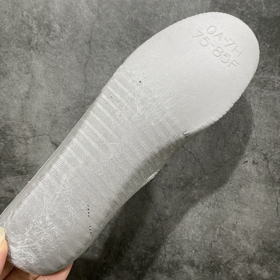 图片[6]-细节补充： 1.做旧铁扣 正品也是如此 轻微做旧，而不是全新的那种 2.后跟刺绣饱满 3.后跟定型 反口里自然无褶皱 4.鞋垫印花不易掉 印花花纹和正品无差别 5.勾子干净无暇 勾尖内收 针车均匀工整 6.鞋垫中2/3刷胶 同步正品 7.新版中底 正品一致 8.鞋舌织唛标刺绣感受一下 9.原标几率过验💪🏻   独家纯原版Air Force 1 空军全黑 纯黑低帮出货 货号：CW2288-001 黑色终于出货 此工厂纯白空军广受大家认可 黑色出货即巅峰 代表着天花板品质的存在 原楦头打造完美鞋型 鞋头坡度同步原鞋 原厂硬质头层皮打造 耐穿耐造穿久不变形 非市场各种假皮料 穿一段时间全是褶皱或者破皮 灵魂勾子 勾尖内收 效果同步正品 玻璃刀裁片 裁边清洁度超高 冲孔圆润无暇 刺绣饱满 中底刷胶同步正品 种地内置气垫，各种细节多次校对，只为还原正品一样效果💪🏻价格不杀猪，毕竟正品不算贵！ 尺码：35.5-46-选品中心