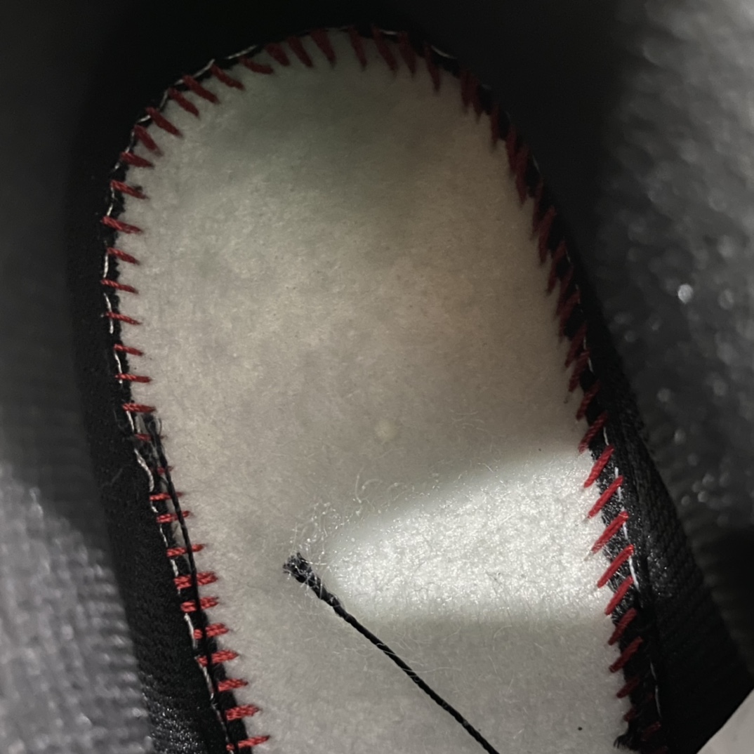 图片[7]-细节补充： 1.做旧铁扣 正品也是如此 轻微做旧，而不是全新的那种 2.后跟刺绣饱满 3.后跟定型 反口里自然无褶皱 4.鞋垫印花不易掉 印花花纹和正品无差别 5.勾子干净无暇 勾尖内收 针车均匀工整 6.鞋垫中2/3刷胶 同步正品 7.新版中底 正品一致 8.鞋舌织唛标刺绣感受一下 9.原标几率过验💪🏻   独家纯原版Air Force 1 空军全黑 纯黑低帮出货 货号：CW2288-001 黑色终于出货 此工厂纯白空军广受大家认可 黑色出货即巅峰 代表着天花板品质的存在 原楦头打造完美鞋型 鞋头坡度同步原鞋 原厂硬质头层皮打造 耐穿耐造穿久不变形 非市场各种假皮料 穿一段时间全是褶皱或者破皮 灵魂勾子 勾尖内收 效果同步正品 玻璃刀裁片 裁边清洁度超高 冲孔圆润无暇 刺绣饱满 中底刷胶同步正品 种地内置气垫，各种细节多次校对，只为还原正品一样效果💪🏻价格不杀猪，毕竟正品不算贵！ 尺码：35.5-46-选品中心