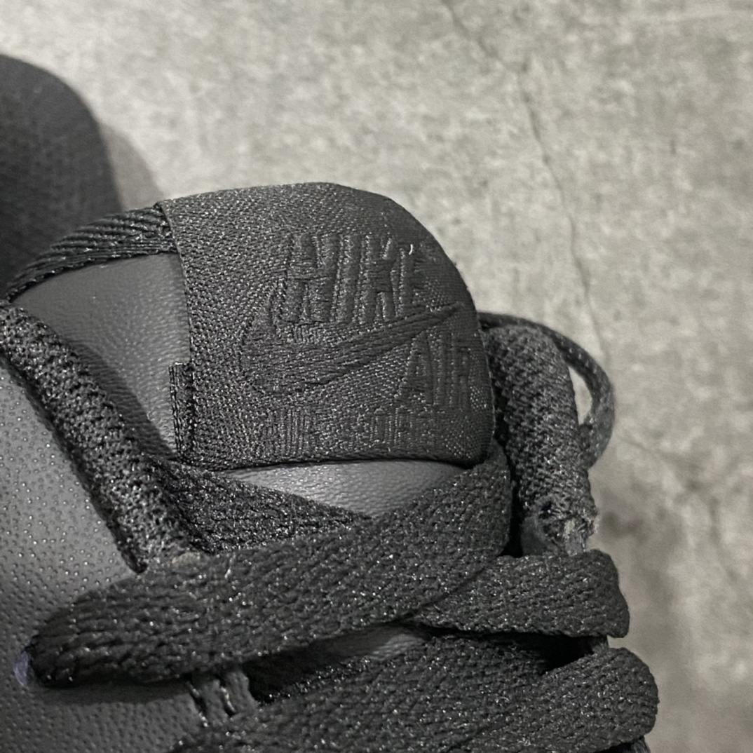 图片[8]-细节补充： 1.做旧铁扣 正品也是如此 轻微做旧，而不是全新的那种 2.后跟刺绣饱满 3.后跟定型 反口里自然无褶皱 4.鞋垫印花不易掉 印花花纹和正品无差别 5.勾子干净无暇 勾尖内收 针车均匀工整 6.鞋垫中2/3刷胶 同步正品 7.新版中底 正品一致 8.鞋舌织唛标刺绣感受一下 9.原标几率过验💪🏻   独家纯原版Air Force 1 空军全黑 纯黑低帮出货 货号：CW2288-001 黑色终于出货 此工厂纯白空军广受大家认可 黑色出货即巅峰 代表着天花板品质的存在 原楦头打造完美鞋型 鞋头坡度同步原鞋 原厂硬质头层皮打造 耐穿耐造穿久不变形 非市场各种假皮料 穿一段时间全是褶皱或者破皮 灵魂勾子 勾尖内收 效果同步正品 玻璃刀裁片 裁边清洁度超高 冲孔圆润无暇 刺绣饱满 中底刷胶同步正品 种地内置气垫，各种细节多次校对，只为还原正品一样效果💪🏻价格不杀猪，毕竟正品不算贵！ 尺码：35.5-46-选品中心