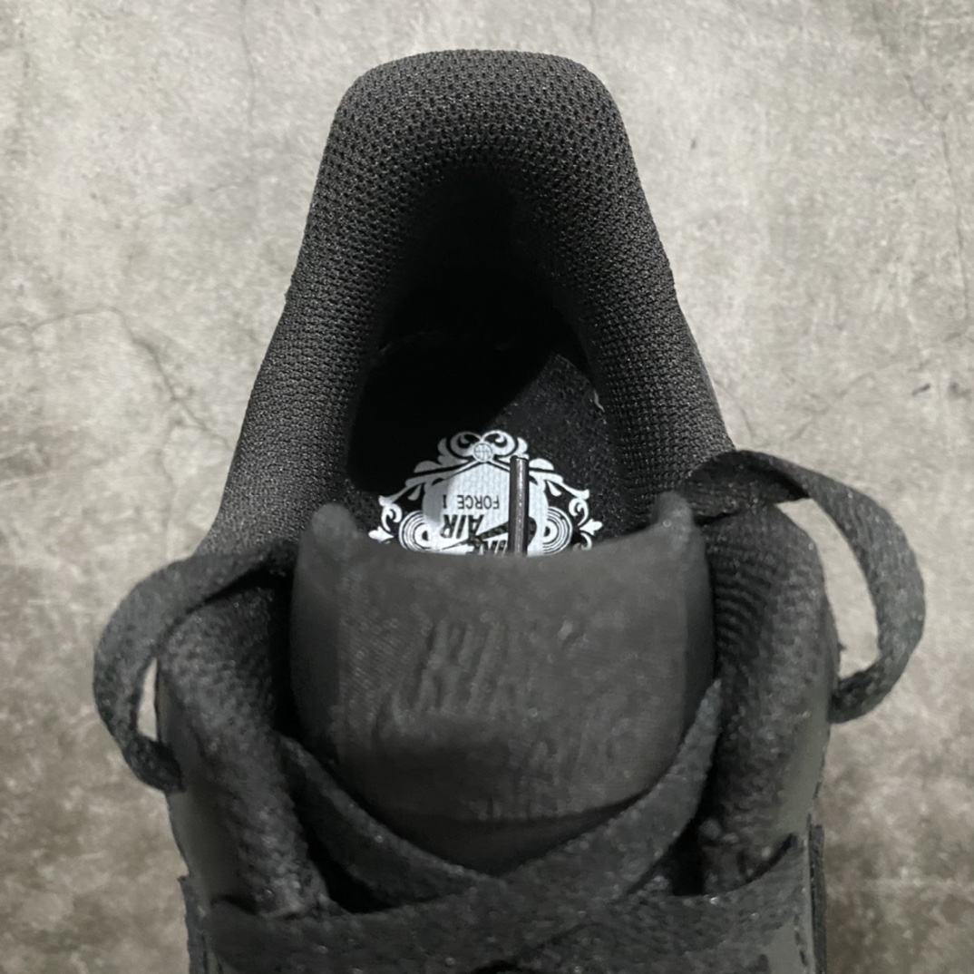 图片[3]-细节补充： 1.做旧铁扣 正品也是如此 轻微做旧，而不是全新的那种 2.后跟刺绣饱满 3.后跟定型 反口里自然无褶皱 4.鞋垫印花不易掉 印花花纹和正品无差别 5.勾子干净无暇 勾尖内收 针车均匀工整 6.鞋垫中2/3刷胶 同步正品 7.新版中底 正品一致 8.鞋舌织唛标刺绣感受一下 9.原标几率过验💪🏻   独家纯原版Air Force 1 空军全黑 纯黑低帮出货 货号：CW2288-001 黑色终于出货 此工厂纯白空军广受大家认可 黑色出货即巅峰 代表着天花板品质的存在 原楦头打造完美鞋型 鞋头坡度同步原鞋 原厂硬质头层皮打造 耐穿耐造穿久不变形 非市场各种假皮料 穿一段时间全是褶皱或者破皮 灵魂勾子 勾尖内收 效果同步正品 玻璃刀裁片 裁边清洁度超高 冲孔圆润无暇 刺绣饱满 中底刷胶同步正品 种地内置气垫，各种细节多次校对，只为还原正品一样效果💪🏻价格不杀猪，毕竟正品不算贵！ 尺码：35.5-46-选品中心