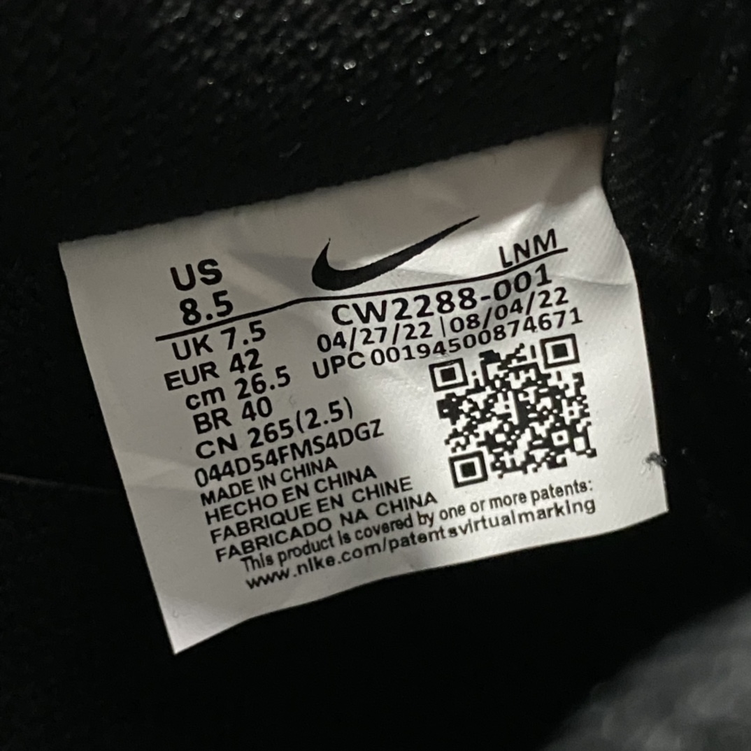 图片[9]-细节补充： 1.做旧铁扣 正品也是如此 轻微做旧，而不是全新的那种 2.后跟刺绣饱满 3.后跟定型 反口里自然无褶皱 4.鞋垫印花不易掉 印花花纹和正品无差别 5.勾子干净无暇 勾尖内收 针车均匀工整 6.鞋垫中2/3刷胶 同步正品 7.新版中底 正品一致 8.鞋舌织唛标刺绣感受一下 9.原标几率过验💪🏻   独家纯原版Air Force 1 空军全黑 纯黑低帮出货 货号：CW2288-001 黑色终于出货 此工厂纯白空军广受大家认可 黑色出货即巅峰 代表着天花板品质的存在 原楦头打造完美鞋型 鞋头坡度同步原鞋 原厂硬质头层皮打造 耐穿耐造穿久不变形 非市场各种假皮料 穿一段时间全是褶皱或者破皮 灵魂勾子 勾尖内收 效果同步正品 玻璃刀裁片 裁边清洁度超高 冲孔圆润无暇 刺绣饱满 中底刷胶同步正品 种地内置气垫，各种细节多次校对，只为还原正品一样效果💪🏻价格不杀猪，毕竟正品不算贵！ 尺码：35.5-46-选品中心