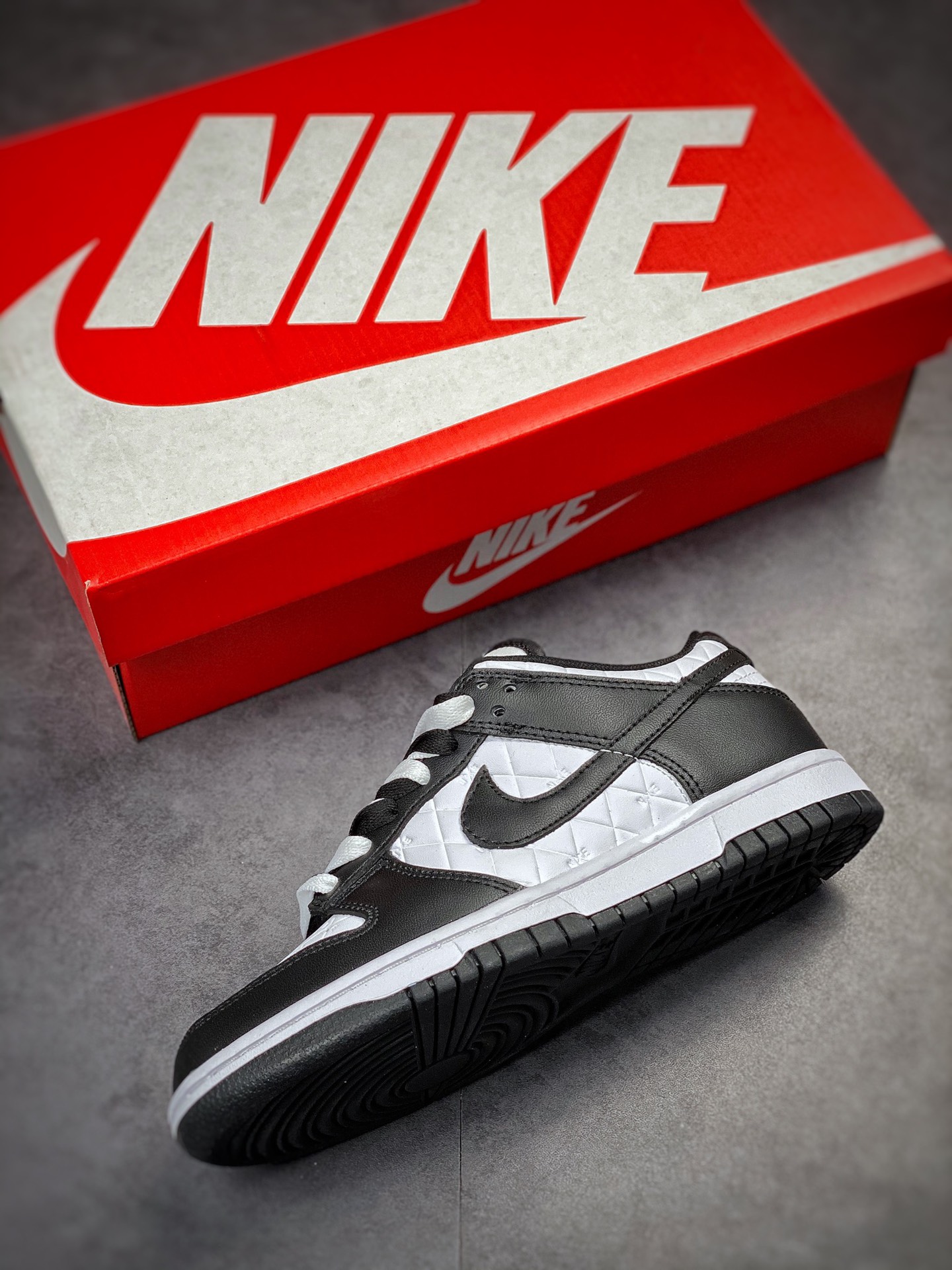 180 NIKE SB Dunk Low 黑白熊猫格子 DX3374-701