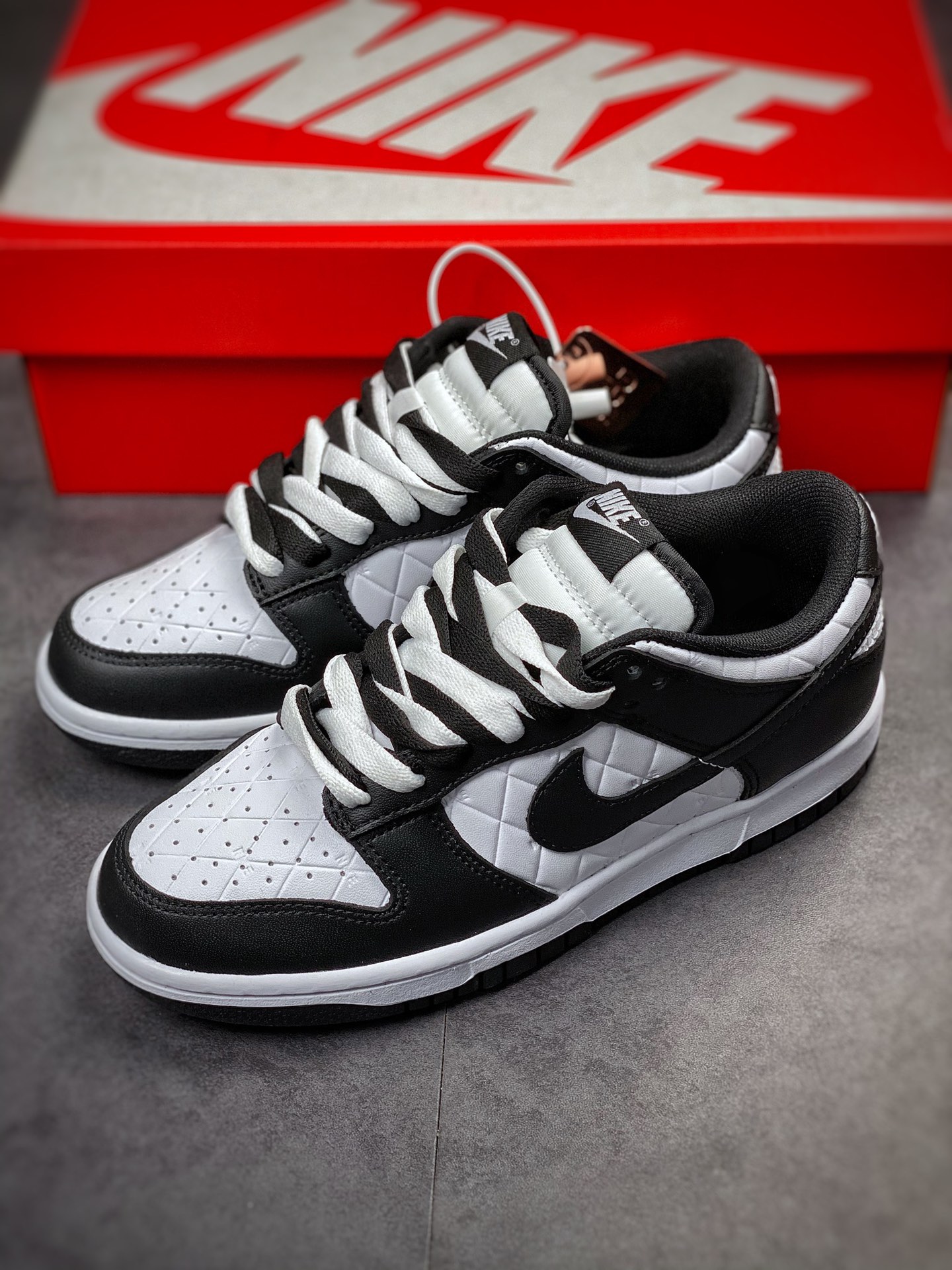 180 NIKE SB Dunk Low 黑白熊猫格子 DX3374-701