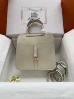 Em estoque Fivela de platina milkshake Hermès halzan A joia escondida entre as muitas bolsas da família H. A bolsa em forma de ferradura tem quatro maneiras de carregá-la. e pode segurar coisas. 1 Em estoque Fivela de platina milkshake Hermès halzan A joia escondida entre as muitas bolsas da família H. A bolsa em forma de ferradura tem quatro maneiras de carregá-la. e pode segurar coisas.