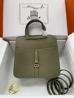 Em estoque Hermès halzan fivela de prata verde sálvia de 25 cm A joia escondida entre as muitas bolsas da família H A bolsa em forma de ferradura tem quatro maneiras de carregá-la. e capaz de segurar coisas. 1 Em estoque Hermès halzan fivela de prata verde sálvia de 25 cm A joia escondida entre as muitas bolsas da família H A bolsa em forma de ferradura tem quatro maneiras de carregá-la. e capaz de segurar coisas.