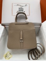Em estoque Blusão Hermès halzan 25cm com fivela cinza prateada Uma joia escondida entre as muitas bolsas em ferradura da família H tem quatro formas de transportar em uma só bolsa. capaz de segurar as coisas. 1 Em estoque Blusão Hermès halzan 25cm com fivela cinza prateada Uma joia escondida entre as muitas bolsas em ferradura da família H tem quatro formas de transportar em uma só bolsa. capaz de segurar as coisas.