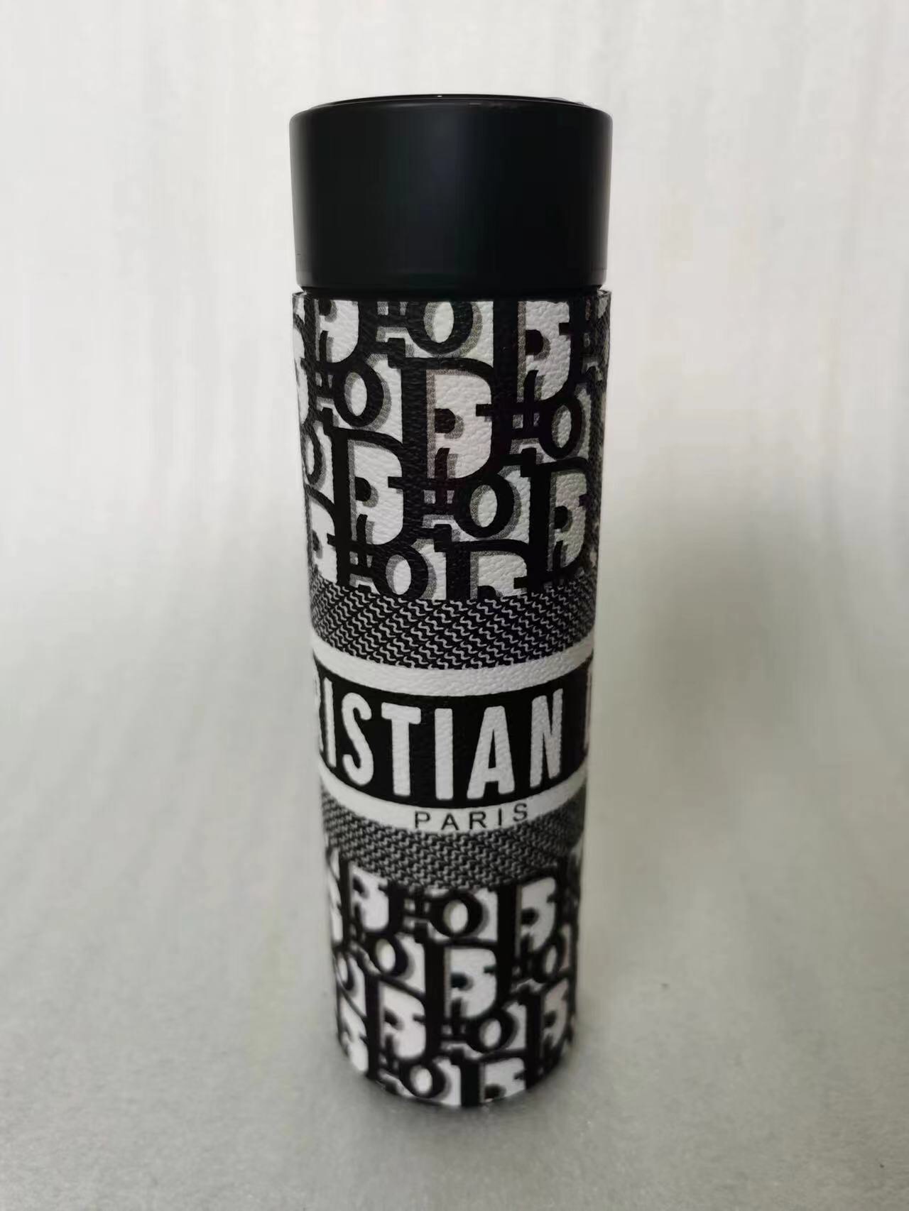 Product packaging of the insulated water bottle