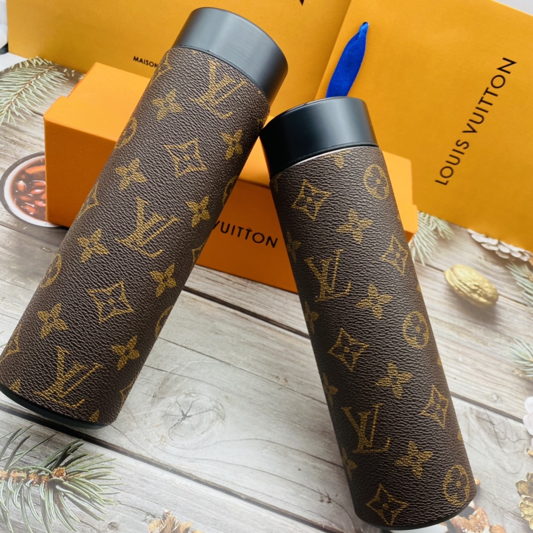 Front view of insulated water bottle