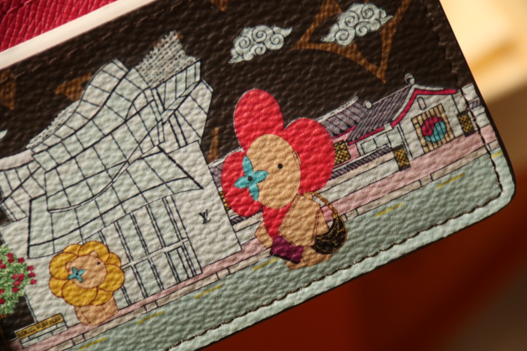 Louis Vuitton M81729 Vivienne Holidays 2022 系列卡夹取材 Monogram 帆布