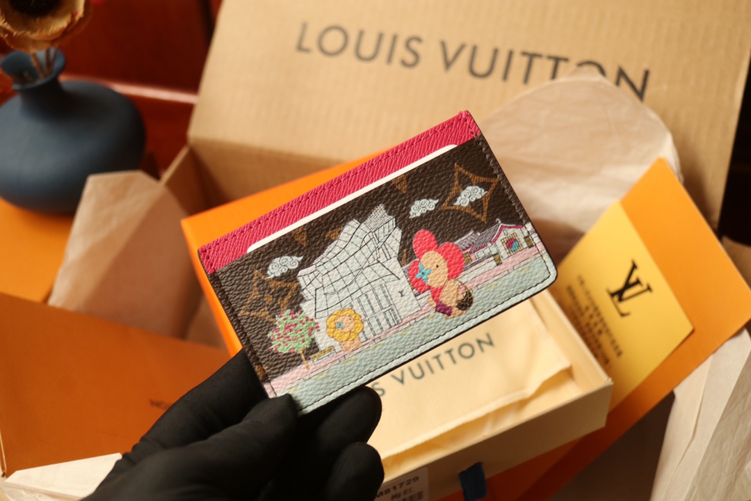 Louis Vuitton M81729 Vivienne Holidays 2022 系列卡夹取材 Monogram 帆布