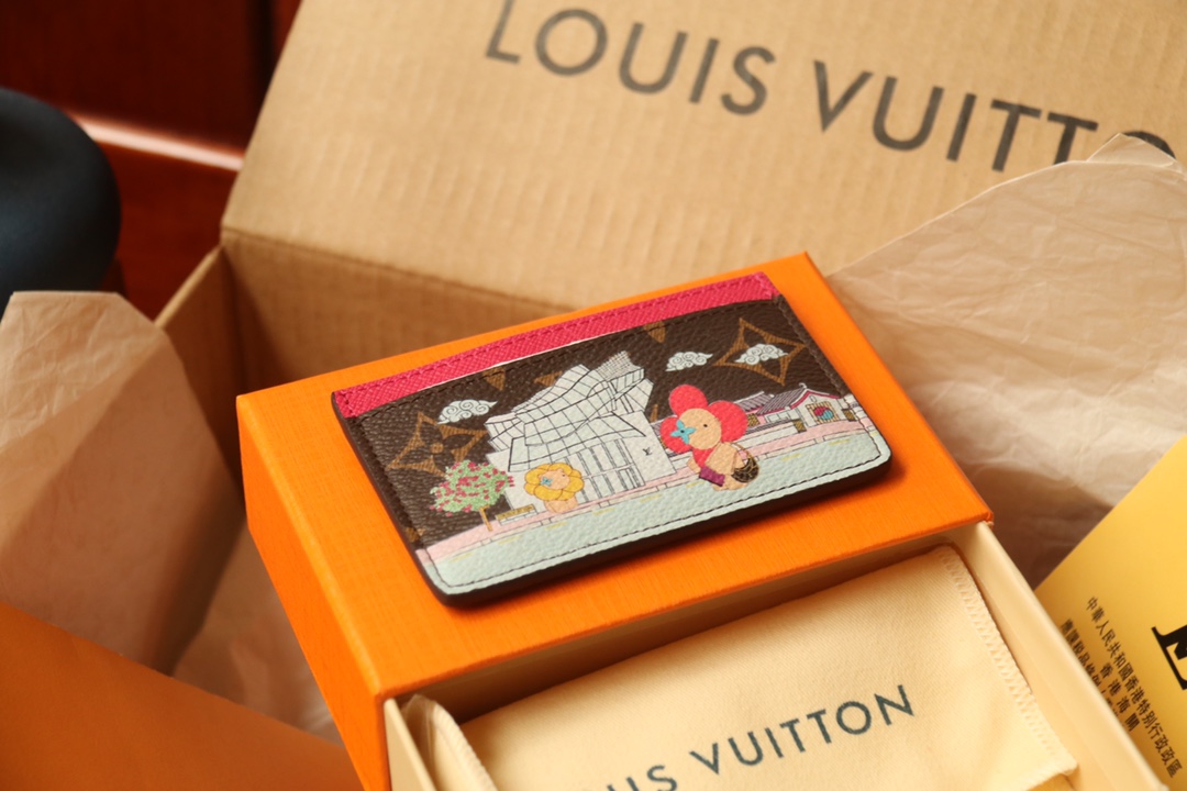 Louis Vuitton M81729 Vivienne Holidays 2022 系列卡夹取材 Monogram 帆布