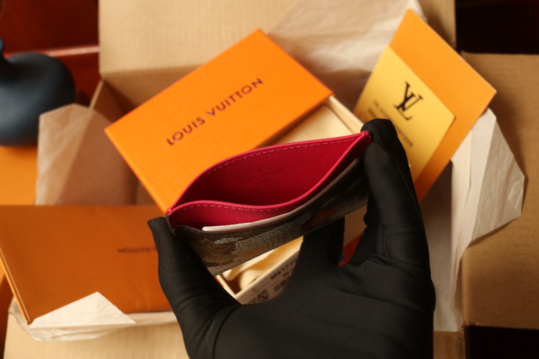 Louis Vuitton M81729 Vivienne Holidays 2022 系列卡夹取材 Monogram 帆布