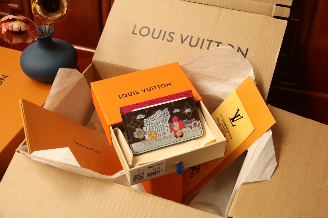 Louis Vuitton M81729 Vivienne Holidays 2022 系列卡夹取材 Monogram 帆布