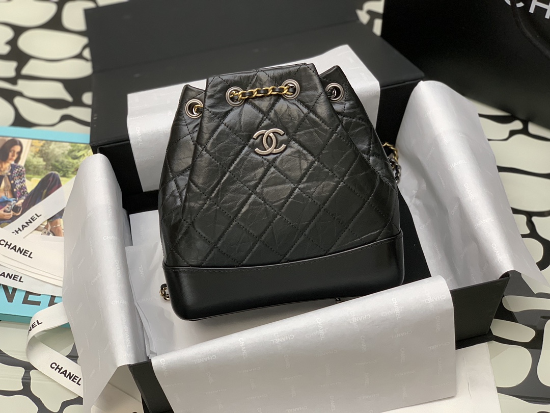 Versión alta en stock 22 mochilas con diseño de cordón. El cuerpo del bolso está fabricado en piel de vacuno. Se siente…