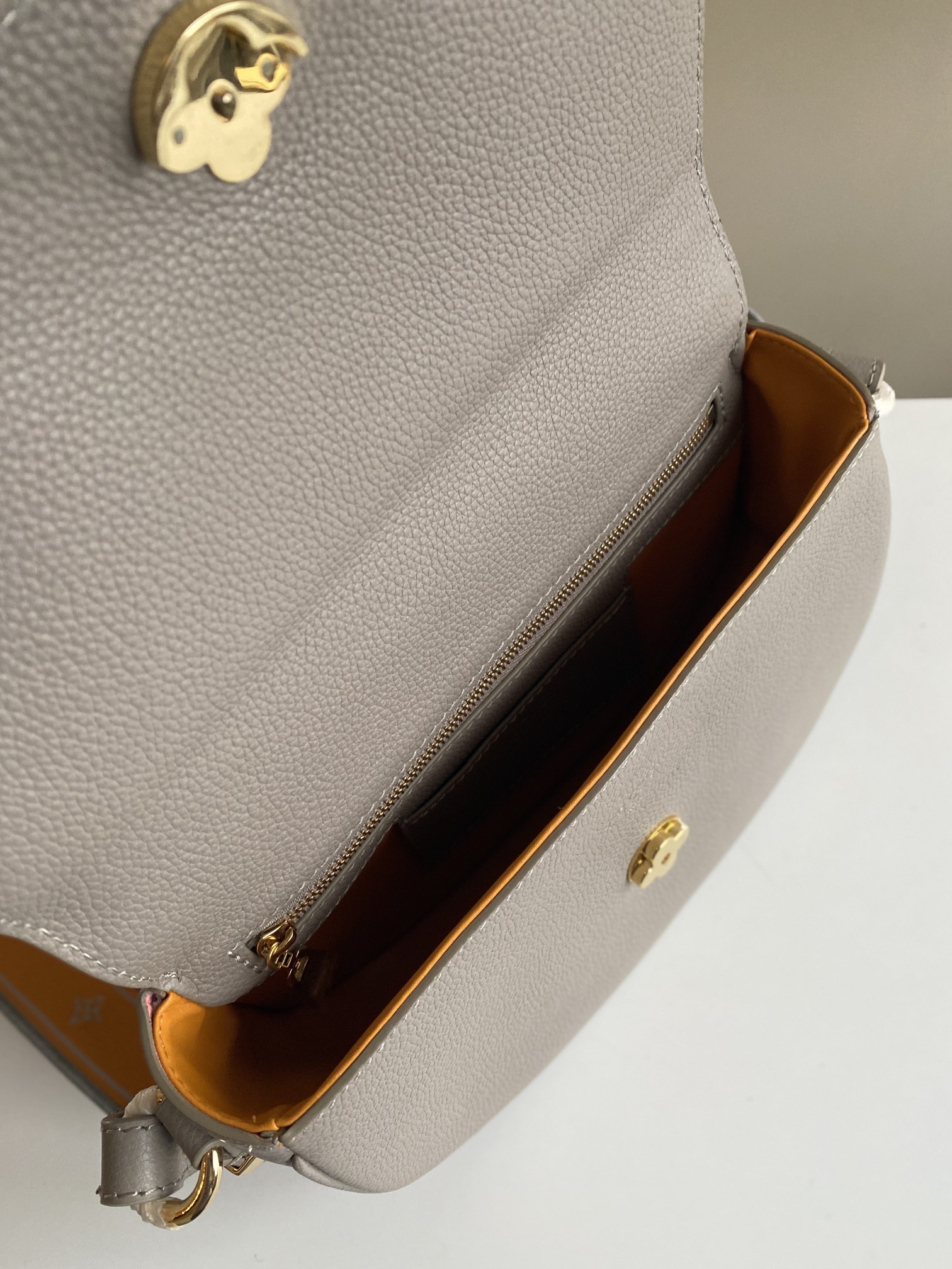 Louis Vuitton Haute Couture Classic Luxury Handbag Shoulder Crossbody 8