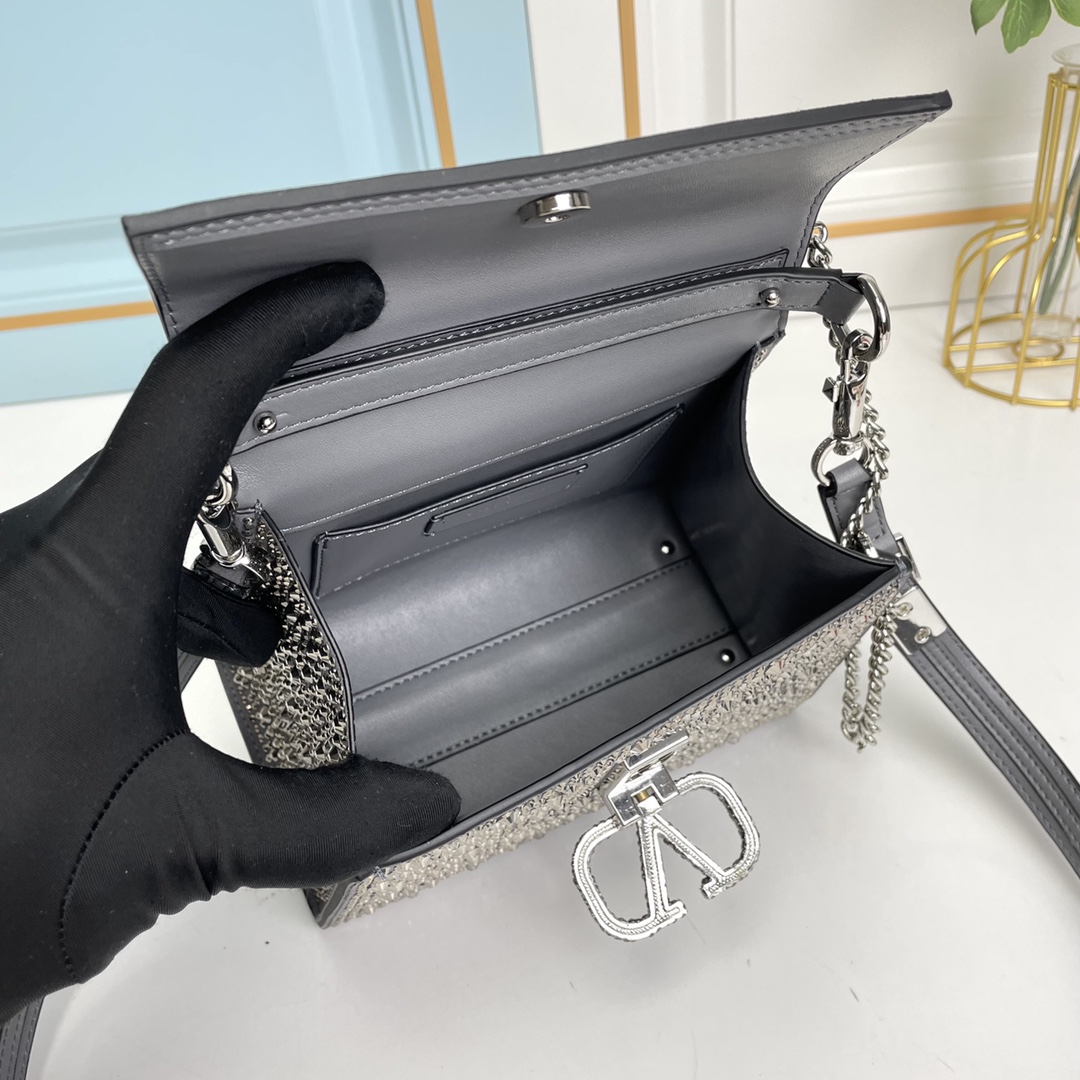 【配礼盒】🎁Valentino Garavani VSLING 迷你手提包，通体覆满施华洛世奇®仿水晶，