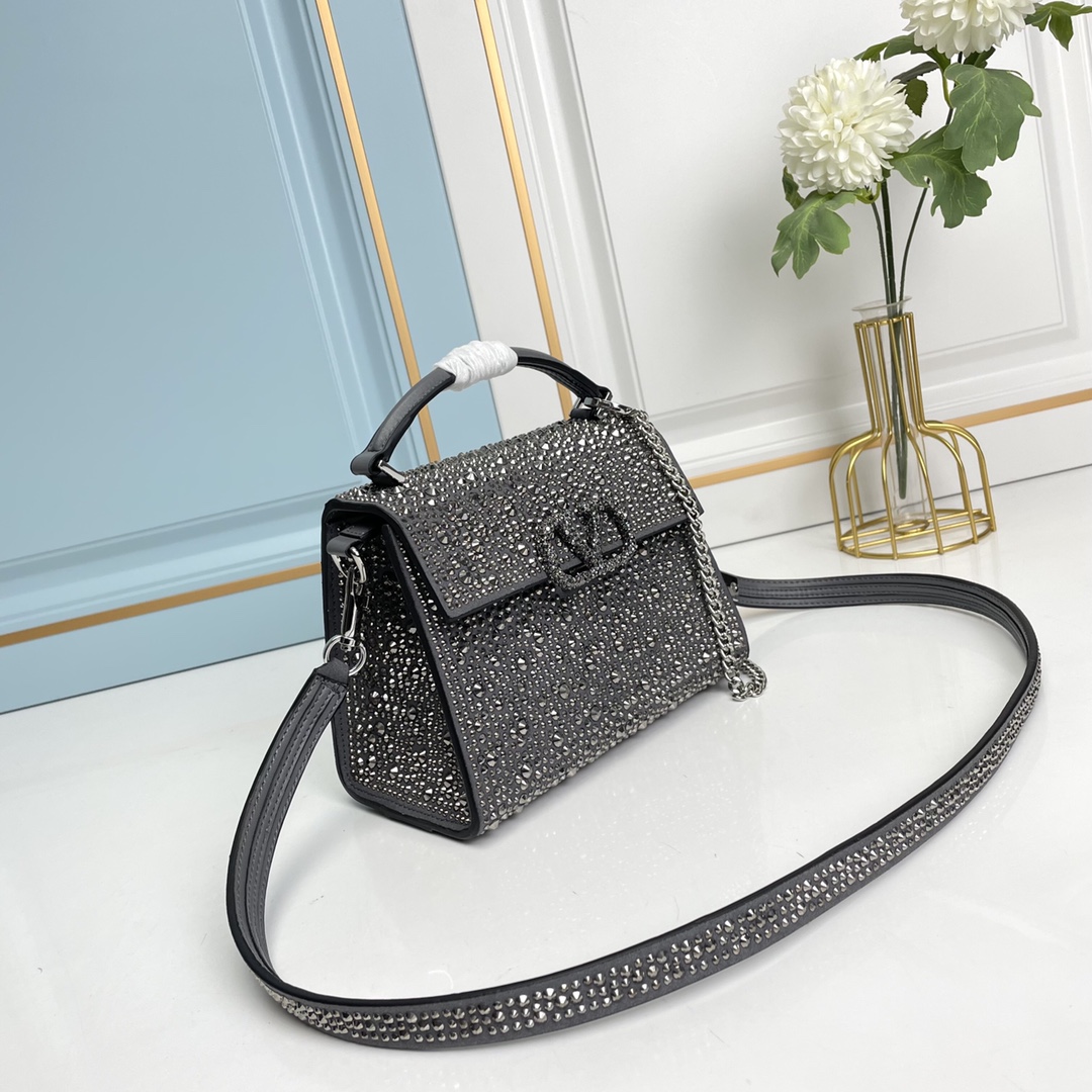 【配礼盒】🎁Valentino Garavani VSLING 迷你手提包，通体覆满施华洛世奇®仿水晶，