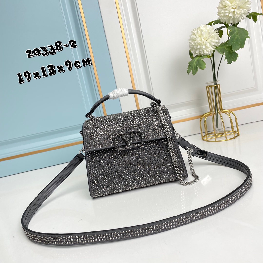 【配礼盒】🎁Valentino Garavani VSLING 迷你手提包，通体覆满施华洛世奇®仿水晶，