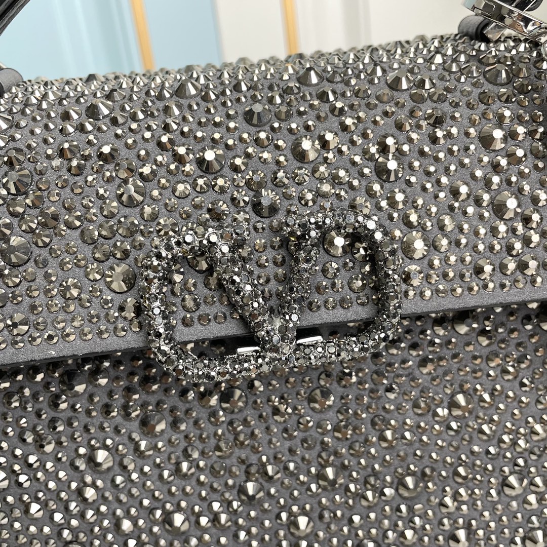 【配礼盒】🎁Valentino Garavani VSLING 迷你手提包，通体覆满施华洛世奇®仿水晶，