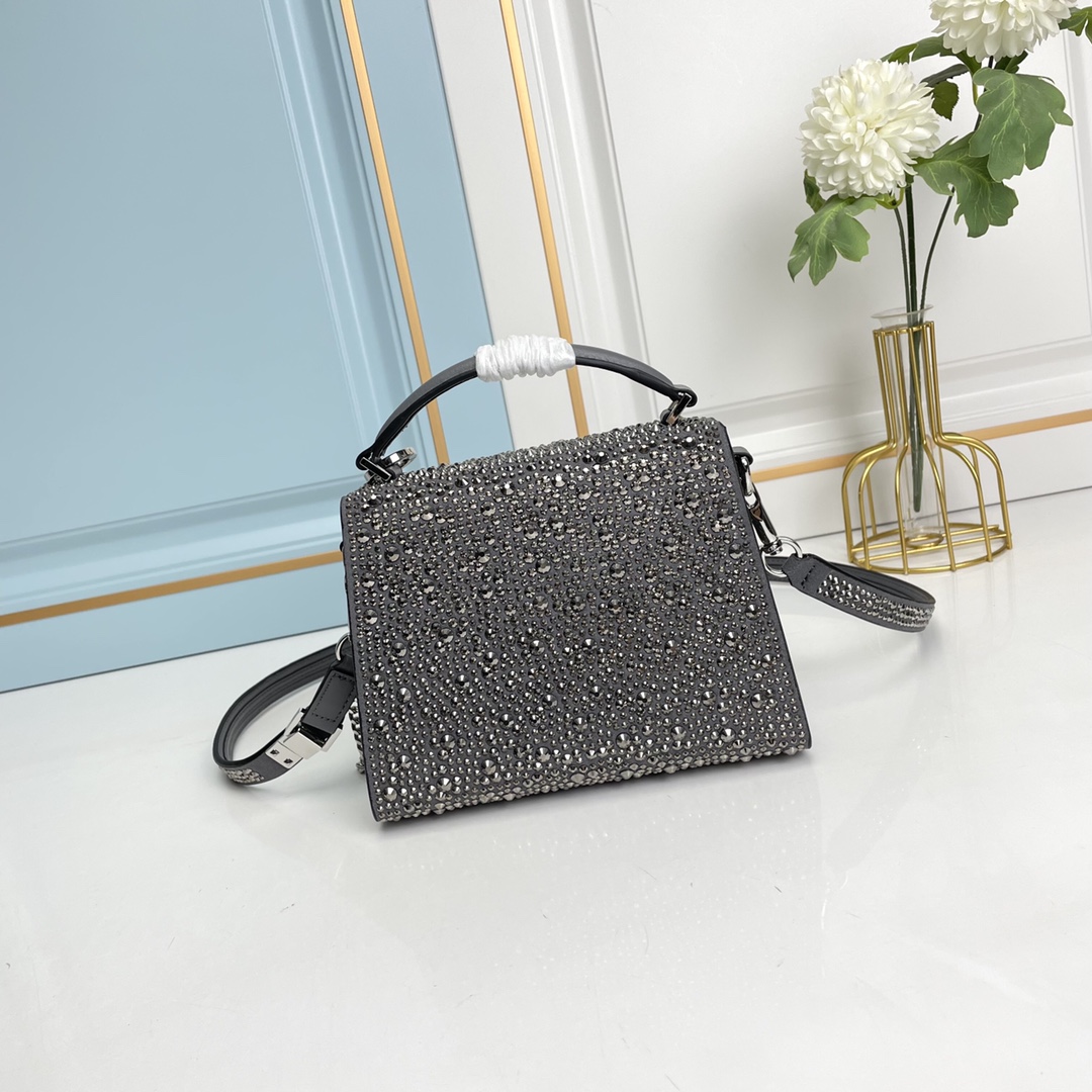 【配礼盒】🎁Valentino Garavani VSLING 迷你手提包，通体覆满施华洛世奇®仿水晶，