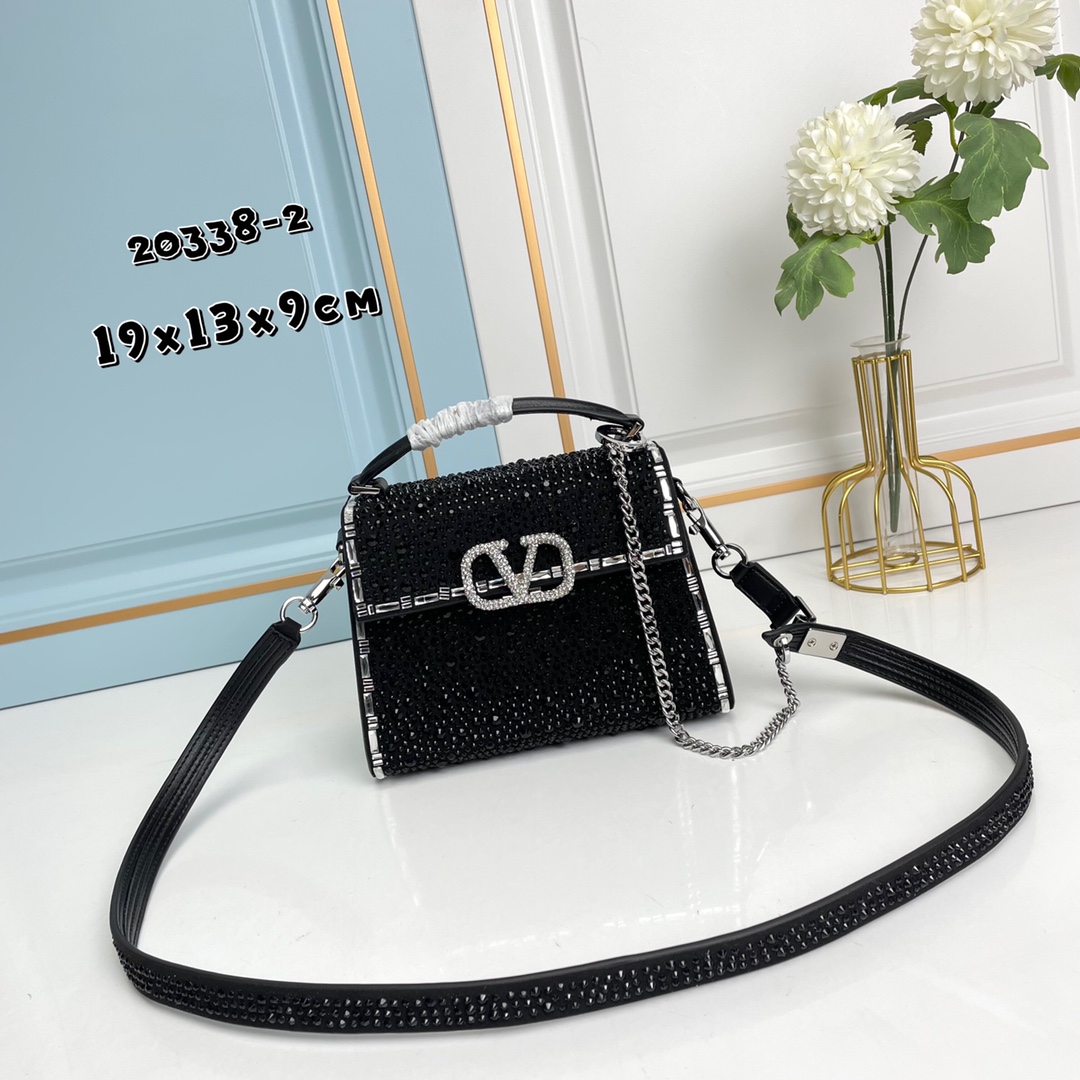 【配礼盒】🎁Valentino Garavani VSLING 迷你手提包，通体覆满施华洛世奇®仿水晶，