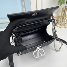 【配礼盒】🎁Valentino Garavani VSLING 迷你手提包,通体覆满施华洛世奇®仿水晶, 【配礼盒】🎁Valentino Garavani VSLING 迷你手提包,通体覆满施华洛世奇®仿水晶,