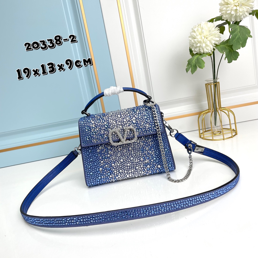 【配礼盒】🎁Valentino Garavani VSLING 迷你手提包，通体覆满施华洛世奇®仿水晶，