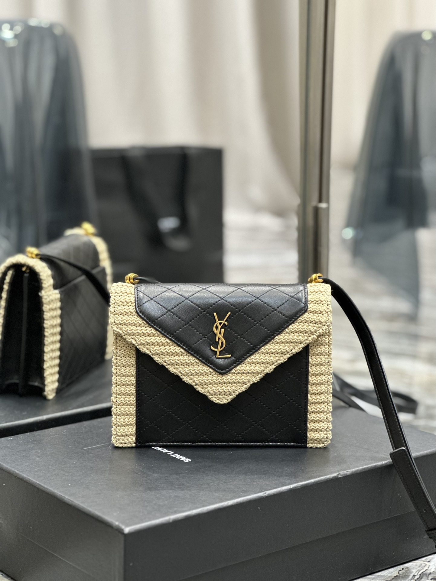 GABYmini_绗缝纹路信封包羊皮配编织款采用意大利小羊皮里外全皮配上精细手工精心制作独家定制金属Y家