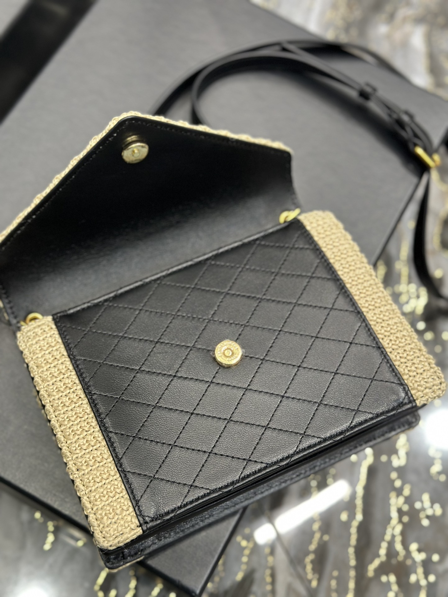 GABYmini_绗缝纹路信封包羊皮配编织款采用意大利小羊皮里外全皮配上精细手工精心制作独家定制金属Y家