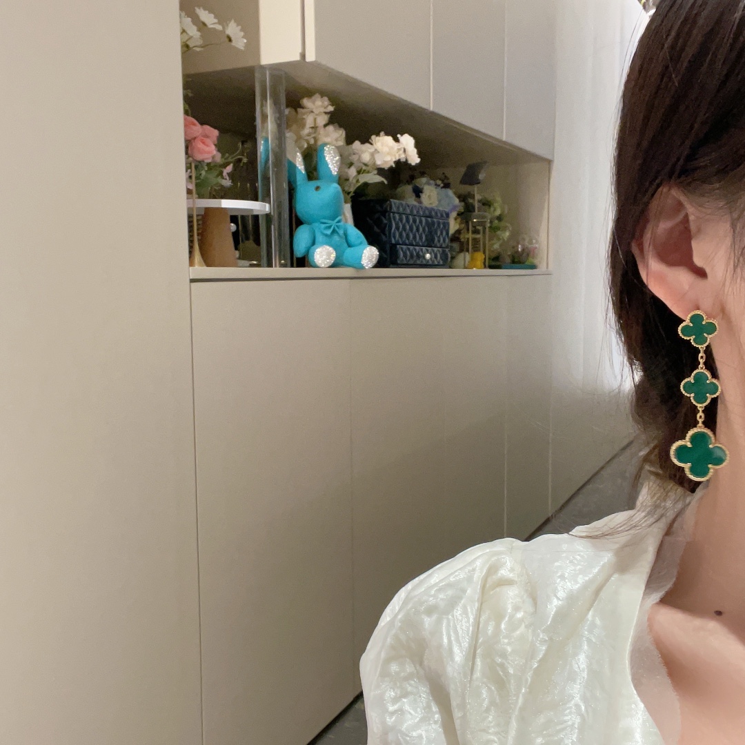 NO:677883,FE024# three-string four-leaf clover gemstone earrings, hand-inlaid with natural malachite, thickly plated with 18k gold, exquisite and high-end feminine, earrings, gold, Cartier high-end jewelry19860909FE024#三串四叶草宝石耳环 天然孔雀石手工镶嵌 厚镀18k黄金 精致高级女人味十足,,earrings,gold,卡迪亚高端饰品,Jewelry