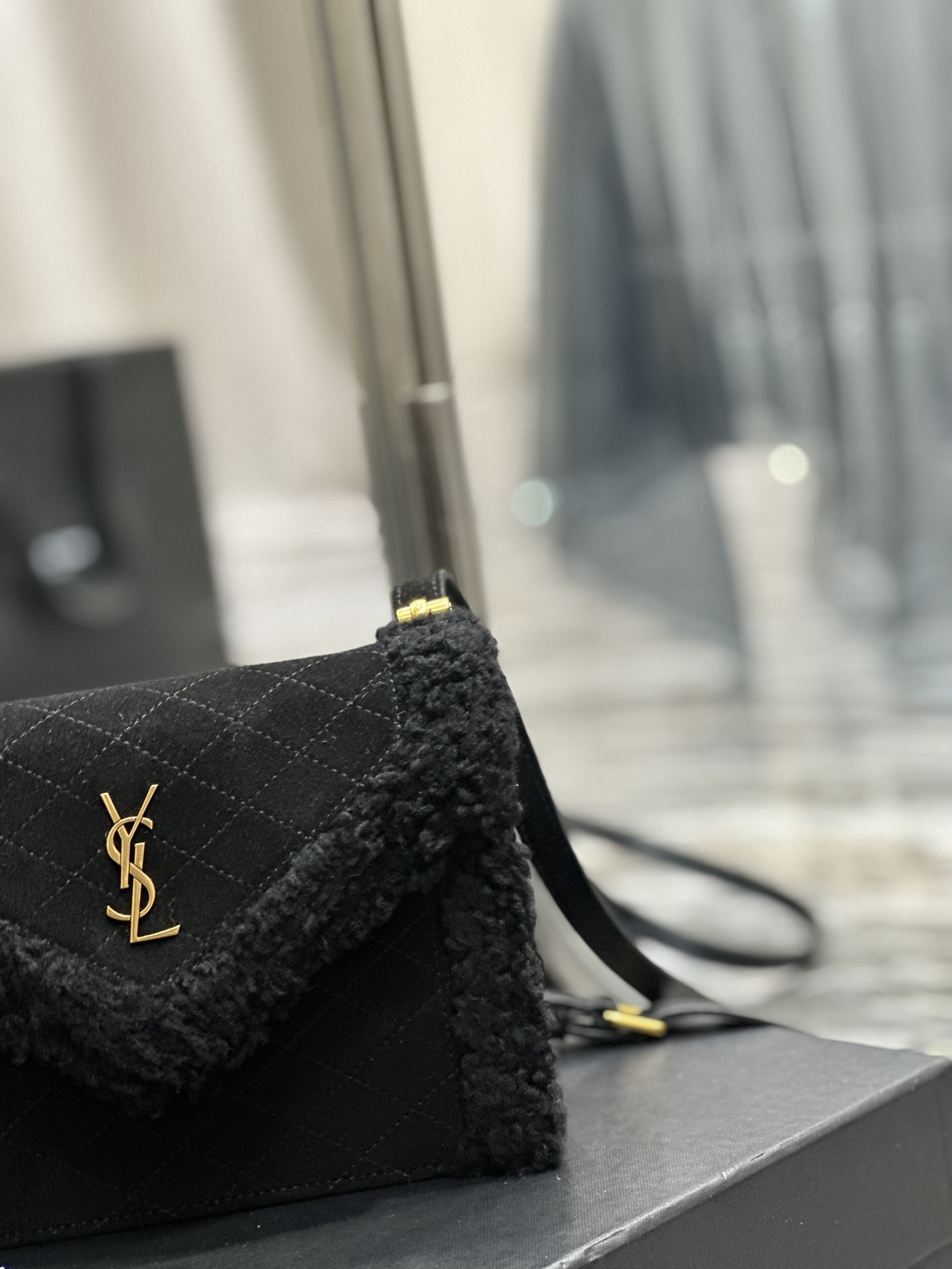 GABYmini_绗缝纹路信封包黑色麂皮配羊羔毛款意大利进口麂皮配羊羔毛精细手工精心制作独家定制金属Y家