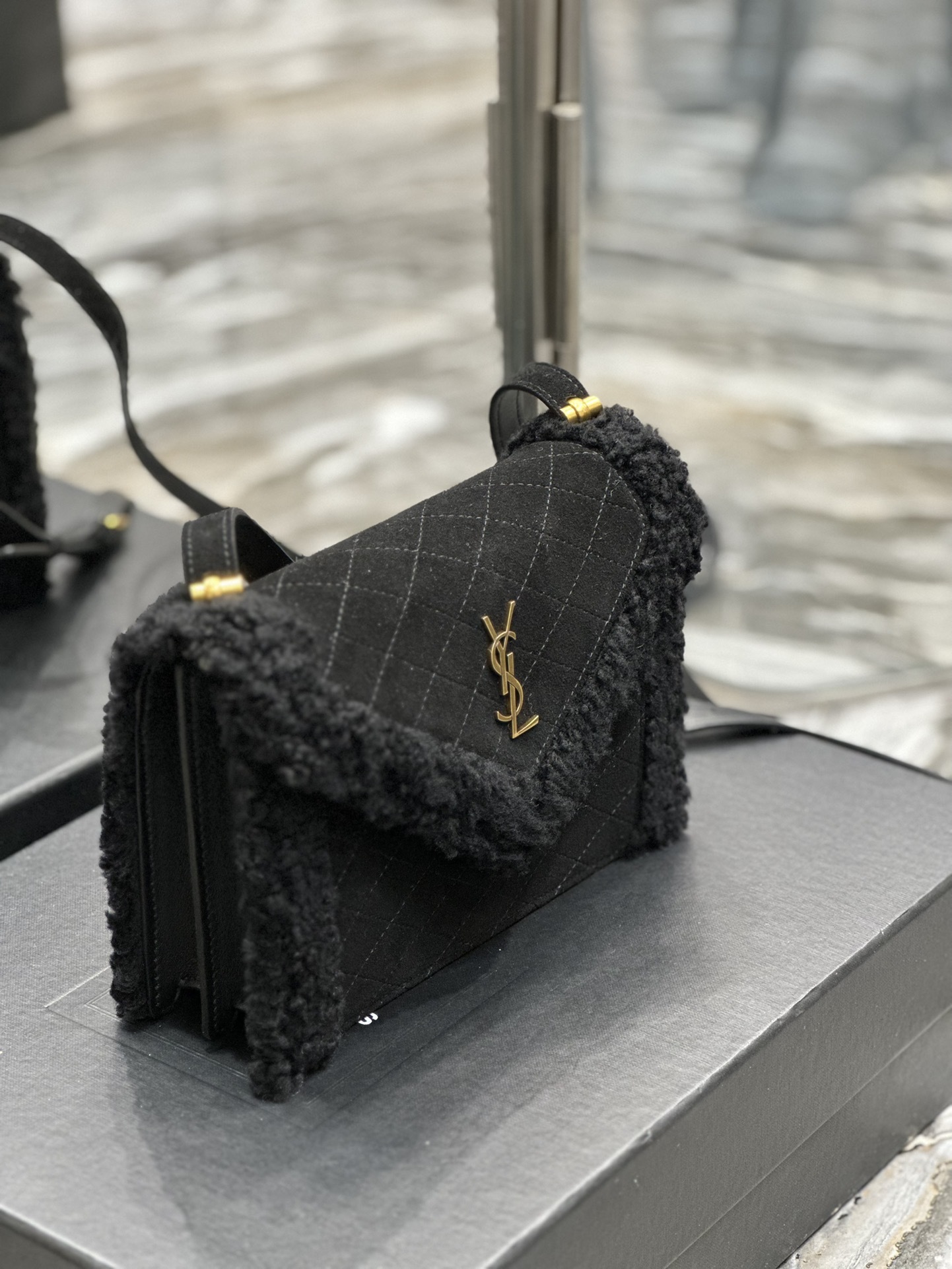 GABYmini_绗缝纹路信封包黑色麂皮配羊羔毛款意大利进口麂皮配羊羔毛精细手工精心制作独家定制金属Y家