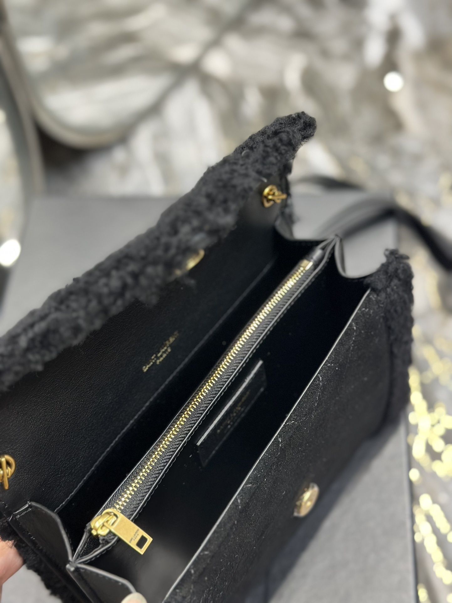 GABYmini_绗缝纹路信封包黑色麂皮配羊羔毛款意大利进口麂皮配羊羔毛精细手工精心制作独家定制金属Y家