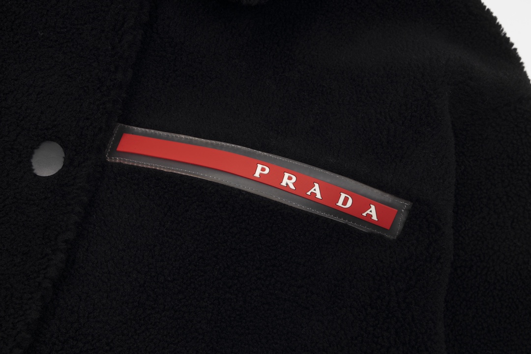 320 PRADA 普拉达 2022FW新款经典红色皮标羊羔绒外套