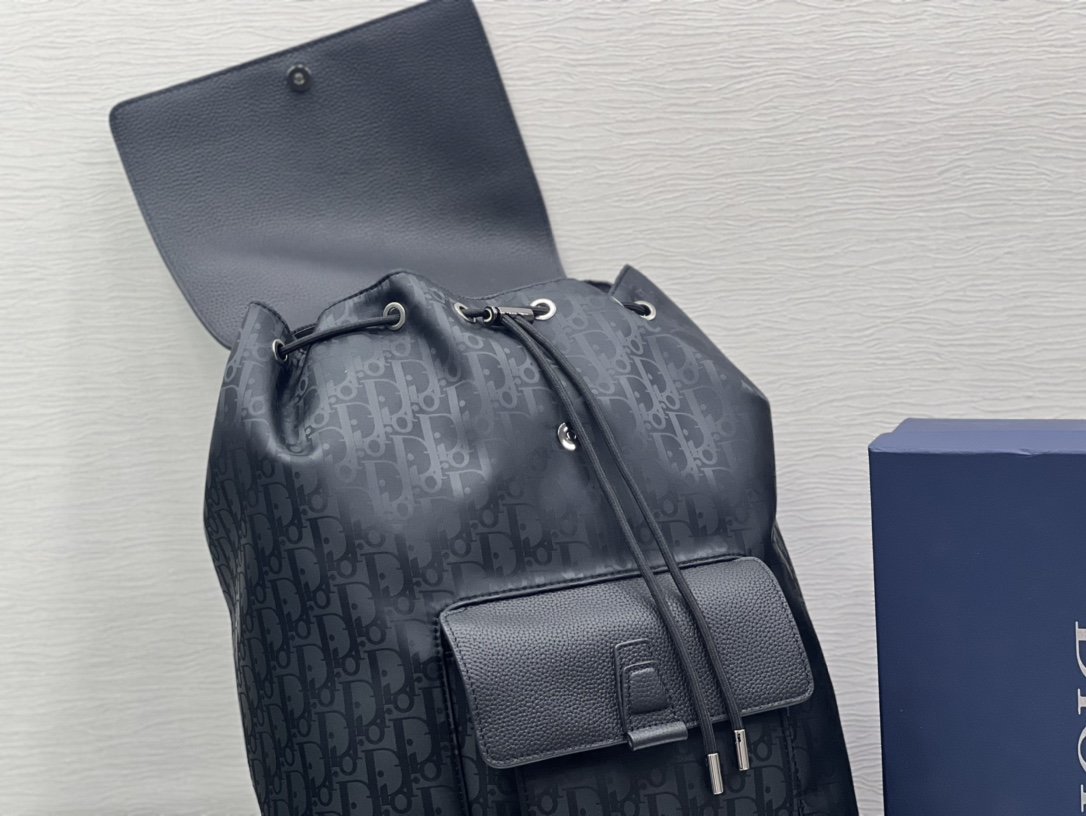 迪奥Dior顶级进口原厂防水布双肩包这款Motion双肩背包是一款精致优雅的混搭风格配饰采用简约时尚的设