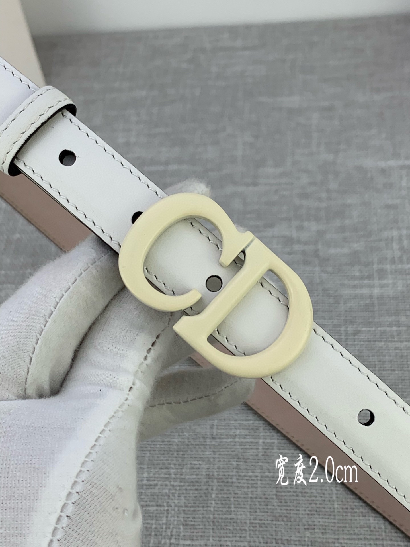  宽度2.0cm Dior（迪奧）爆款平面無線帶身/Saddle黑色牛皮革皮带。
烤漆金属“CD”标志 