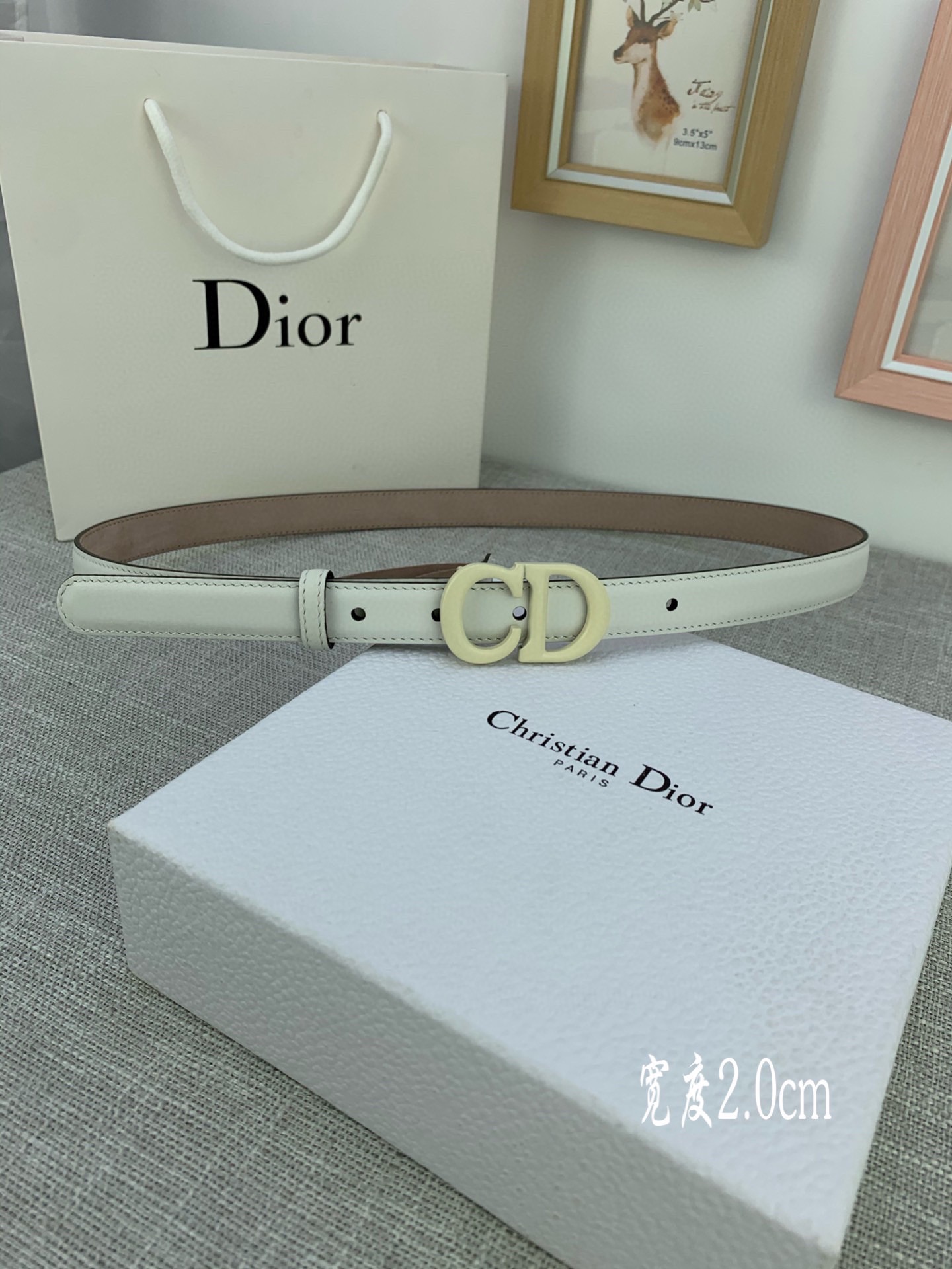  宽度2.0cm Dior（迪奧）爆款平面無線帶身/Saddle黑色牛皮革皮带。
烤漆金属“CD”标志 