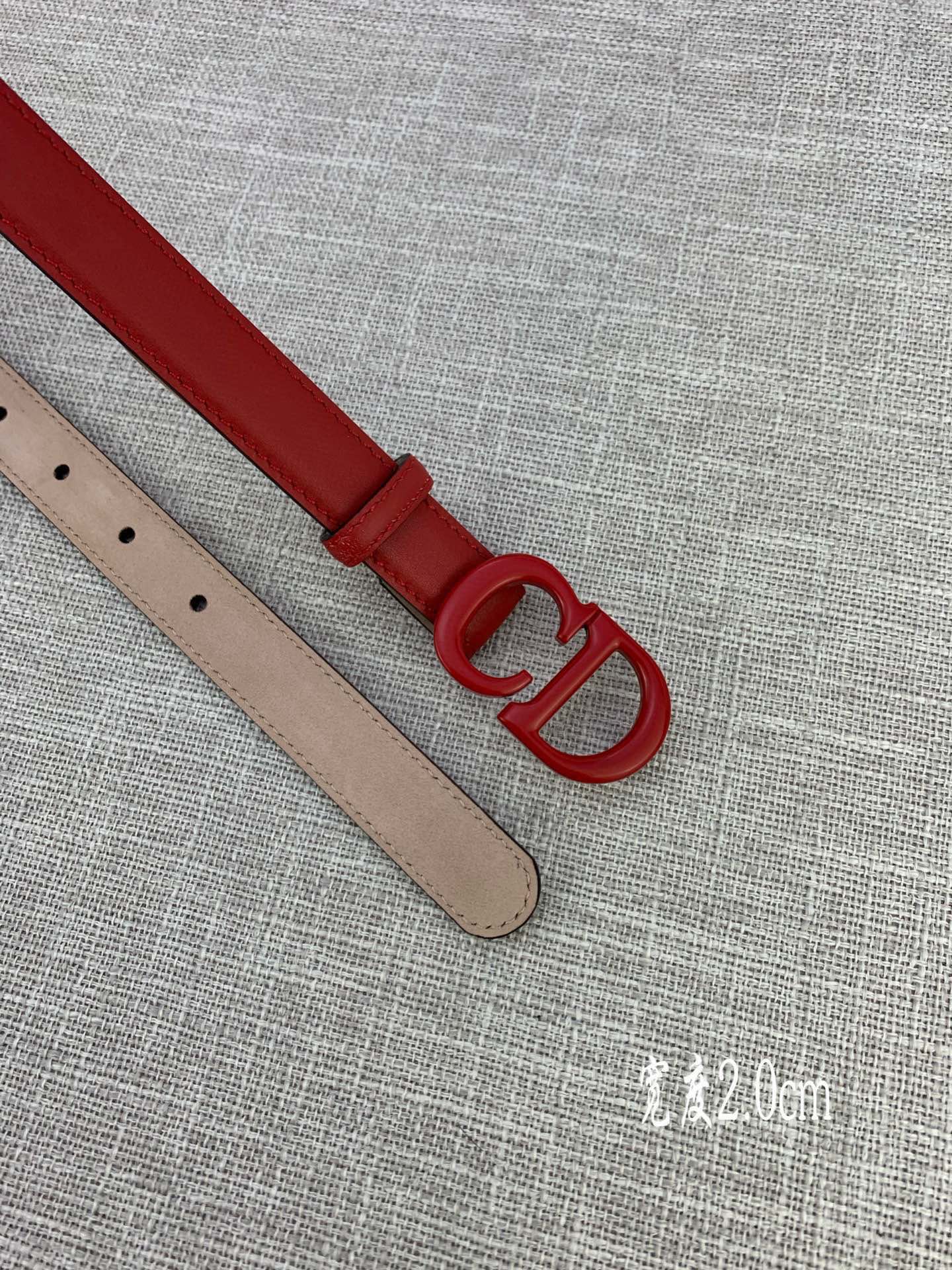  宽度2.0cm Dior（迪奧）爆款平面無線帶身/Saddle黑色牛皮革皮带。
烤漆金属“CD”标志 