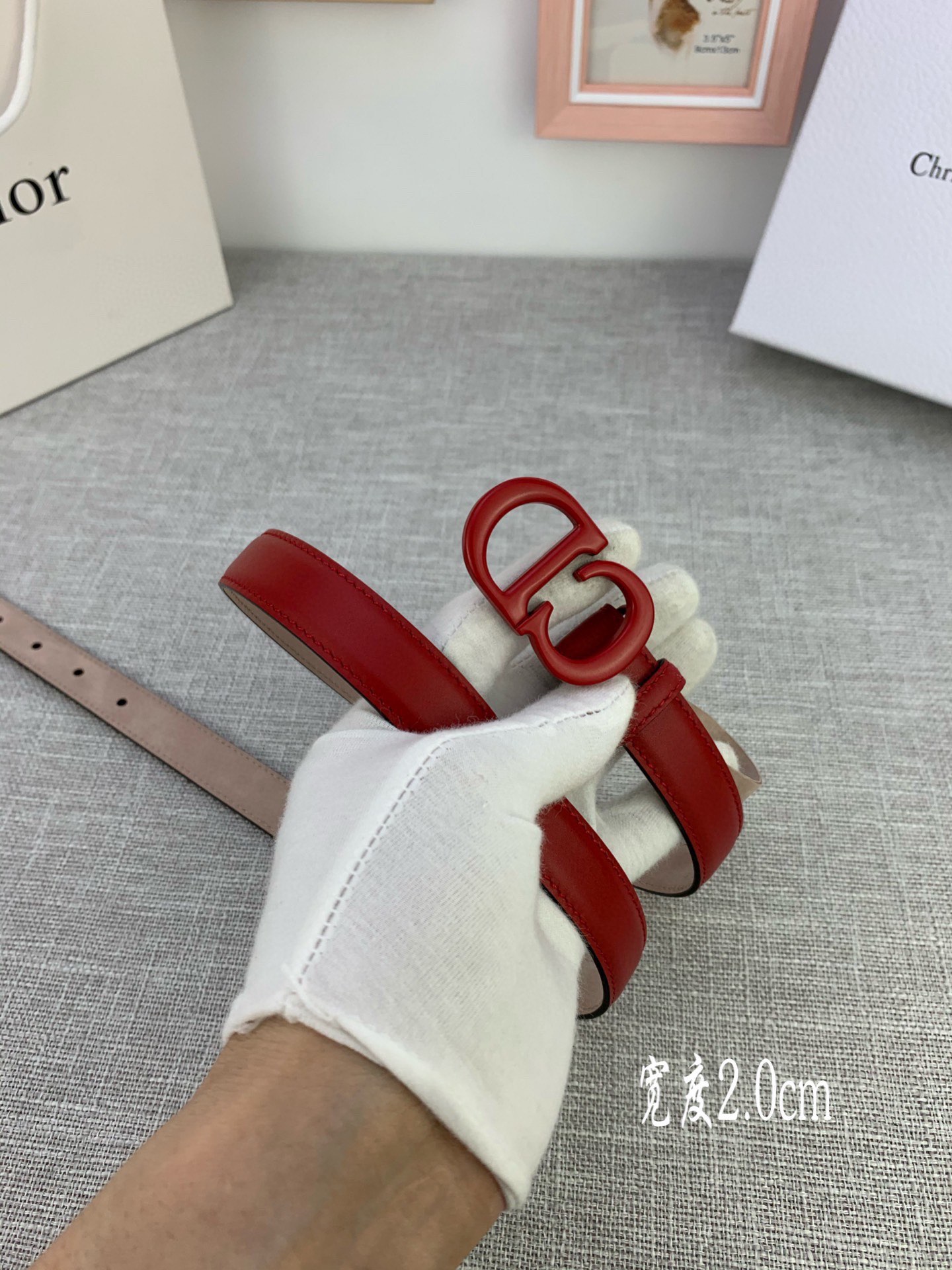  宽度2.0cm Dior（迪奧）爆款平面無線帶身/Saddle黑色牛皮革皮带。
烤漆金属“CD”标志 