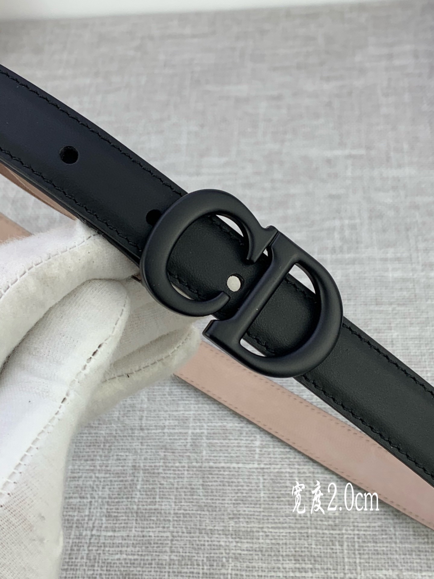  宽度2.0cm Dior（迪奧）爆款平面無線帶身/Saddle黑色牛皮革皮带。
烤漆金属“CD”标志 