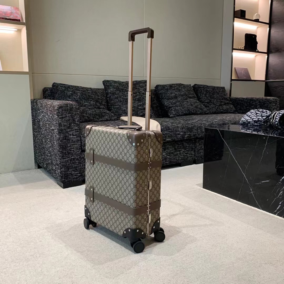 Maleta con ruedas de la serie Globe-Trotter GG, edición colaborativa entre GUCCI y la marca británica de equipaje de us…