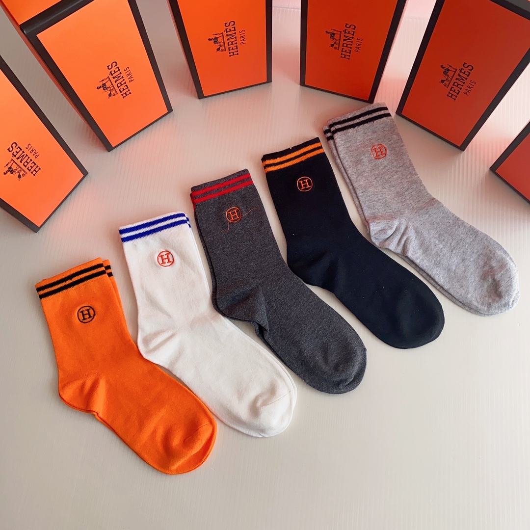 💛配包装Hermès （爱马仕）新款刺绣经典中长款堆堆袜袜子！一盒五双， 专柜同步筒袜袜子，💛大牌出街，