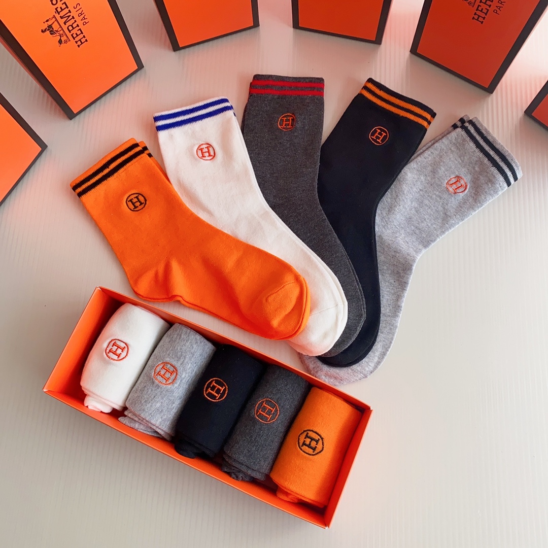 💛配包装Hermès （爱马仕）新款刺绣经典中长款堆堆袜袜子！一盒五双， 专柜同步筒袜袜子，💛大牌出街，