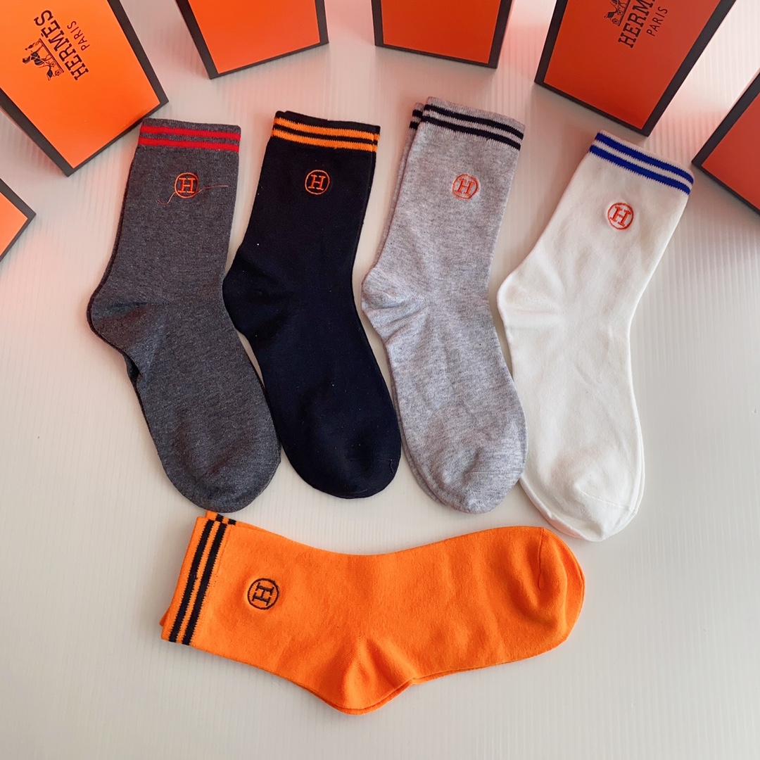 💛配包装Hermès （爱马仕）新款刺绣经典中长款堆堆袜袜子！一盒五双， 专柜同步筒袜袜子，💛大牌出街，