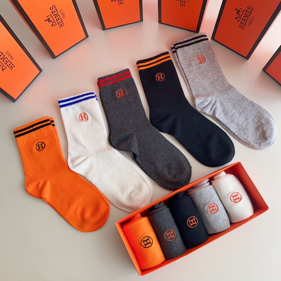 💛配包装Hermès （爱马仕）新款刺绣经典中长款堆堆袜袜子！一盒五双， 专柜同步筒袜袜子，💛大牌出街，