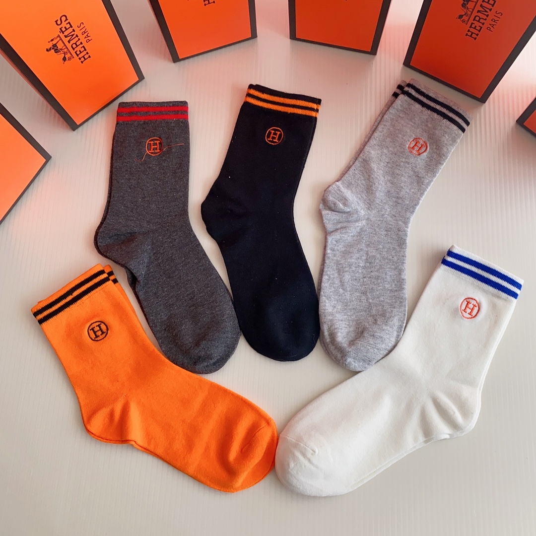 💛配包装Hermès （爱马仕）新款刺绣经典中长款堆堆袜袜子！一盒五双， 专柜同步筒袜袜子，💛大牌出街，