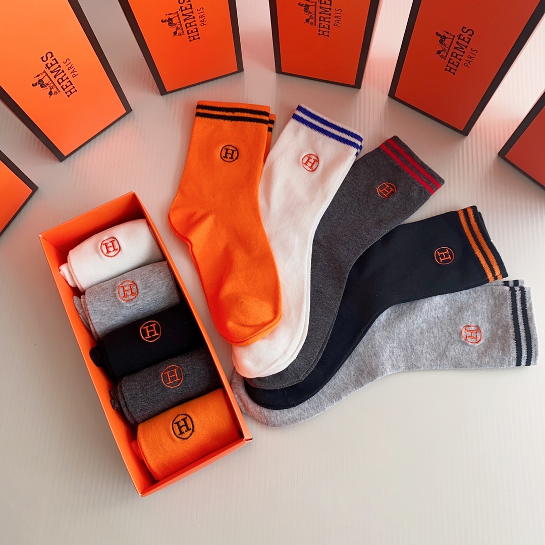 💛配包装Hermès （爱马仕）新款刺绣经典中长款堆堆袜袜子！一盒五双， 专柜同步筒袜袜子，💛大牌出街，