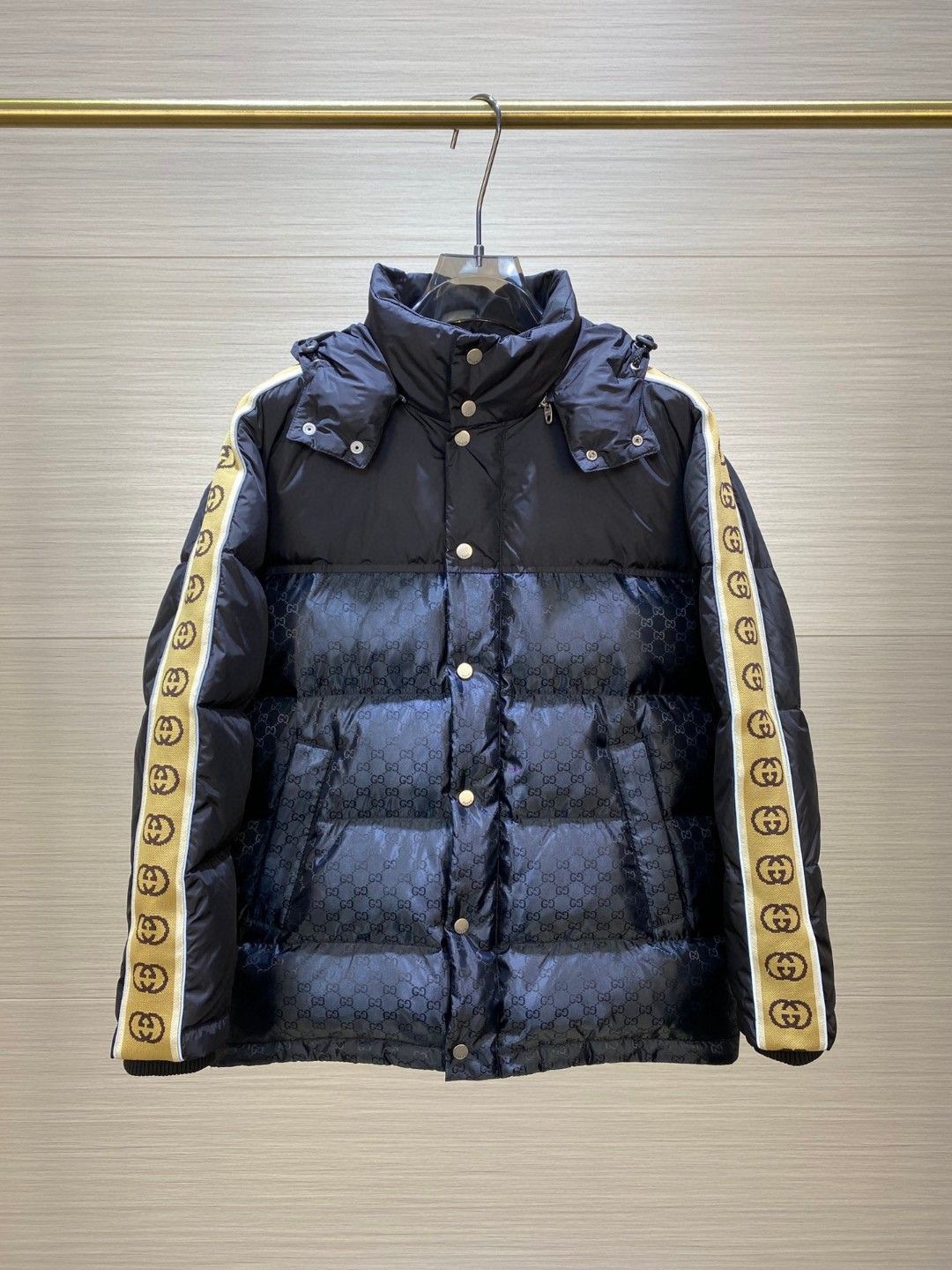 Gucci 2022 autumn/winter new patterned nylon spliced down jacket with reflective tape on sleeves, unisex.-Big cat