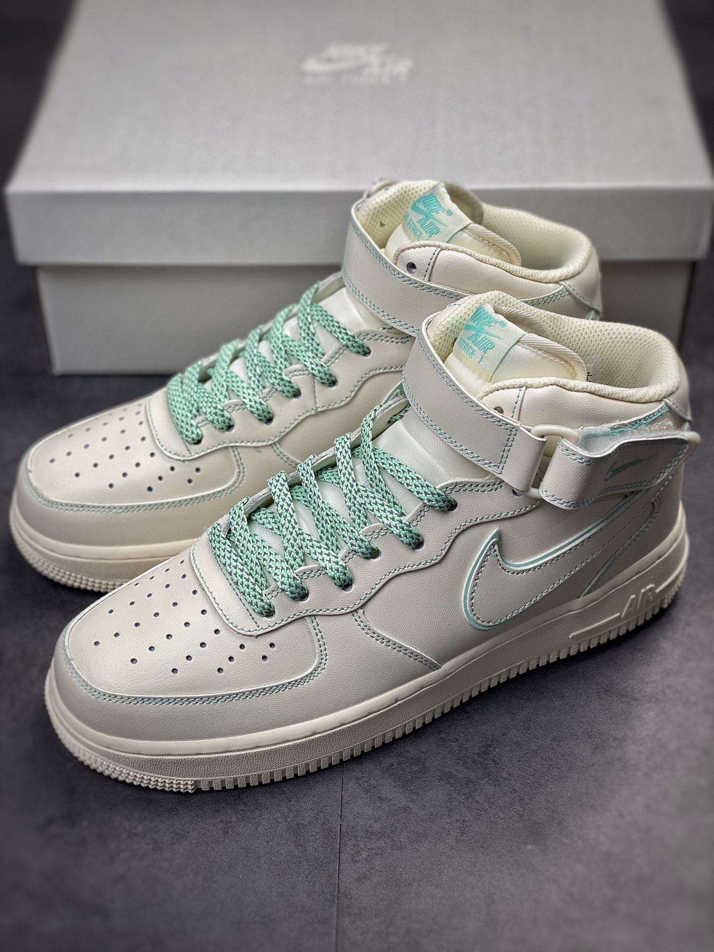 250 Nike Air Force 1 ’07 Mid 兔八哥 BY6899-695